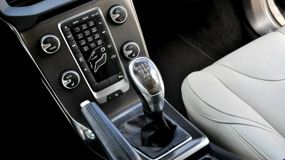 VOLVO V40 -