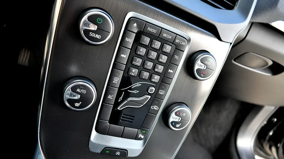 VOLVO V40 -