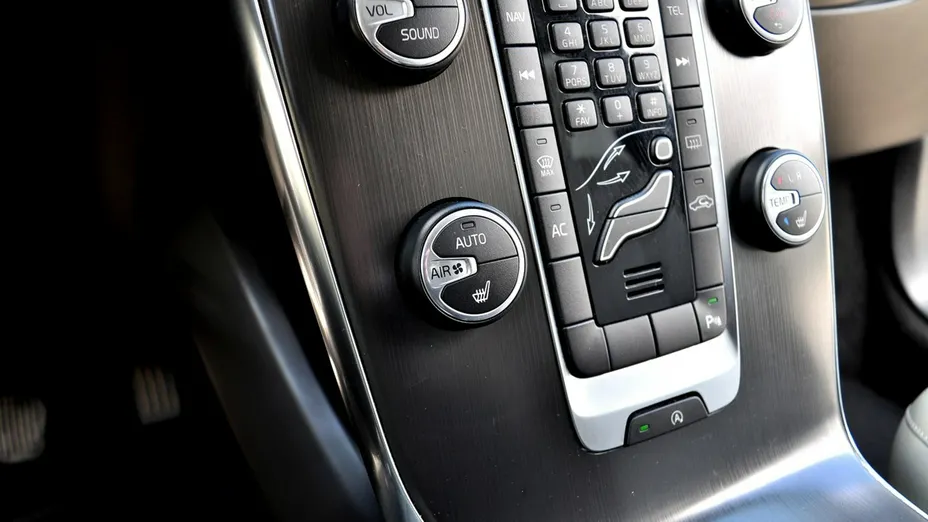VOLVO V40 -