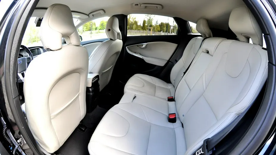 VOLVO V40 -