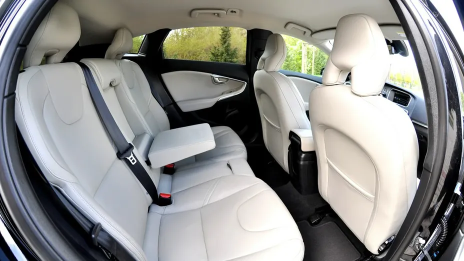 VOLVO V40 -