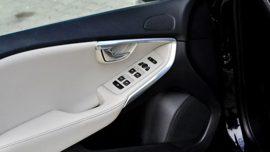 VOLVO V40 -