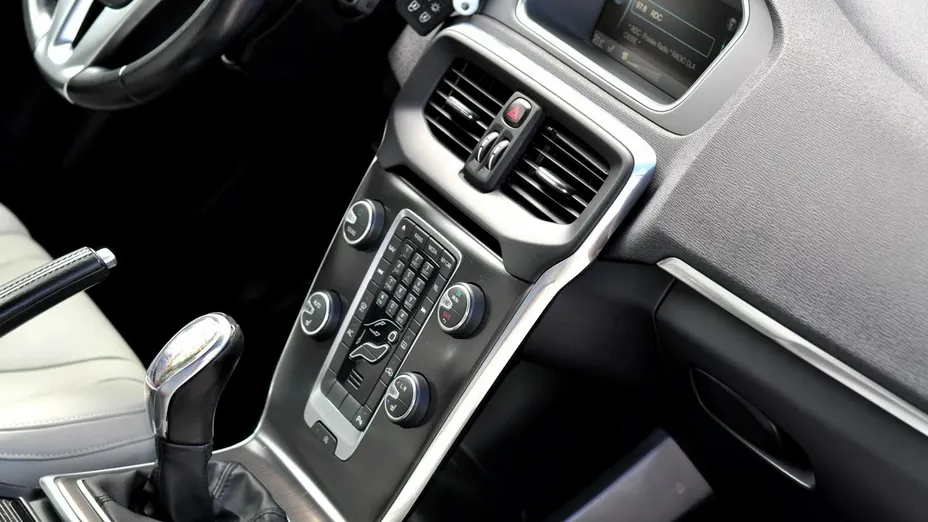 VOLVO V40 -