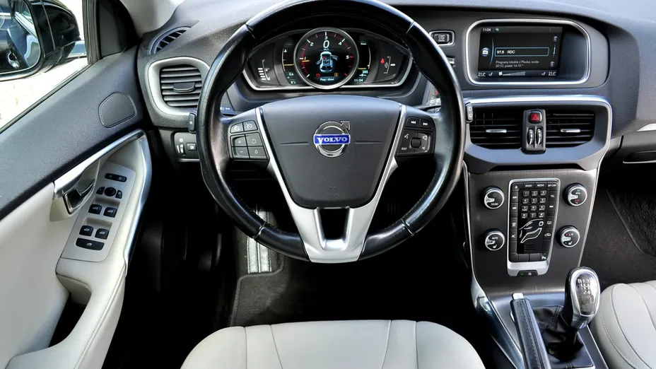 VOLVO V40 -