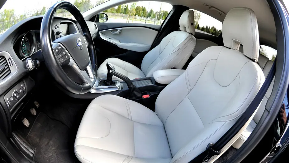 VOLVO V40 -