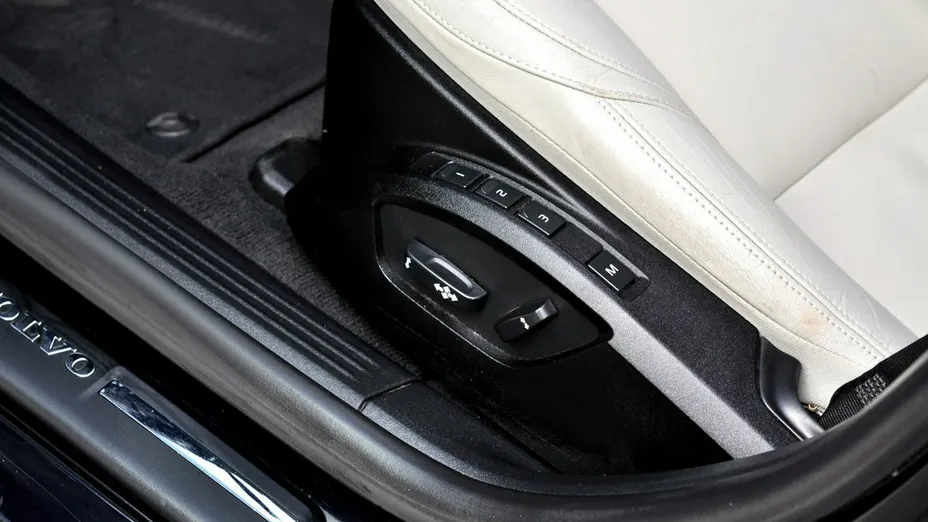 VOLVO V40 -