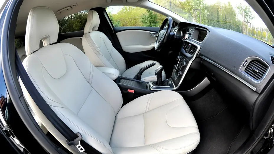 VOLVO V40 -