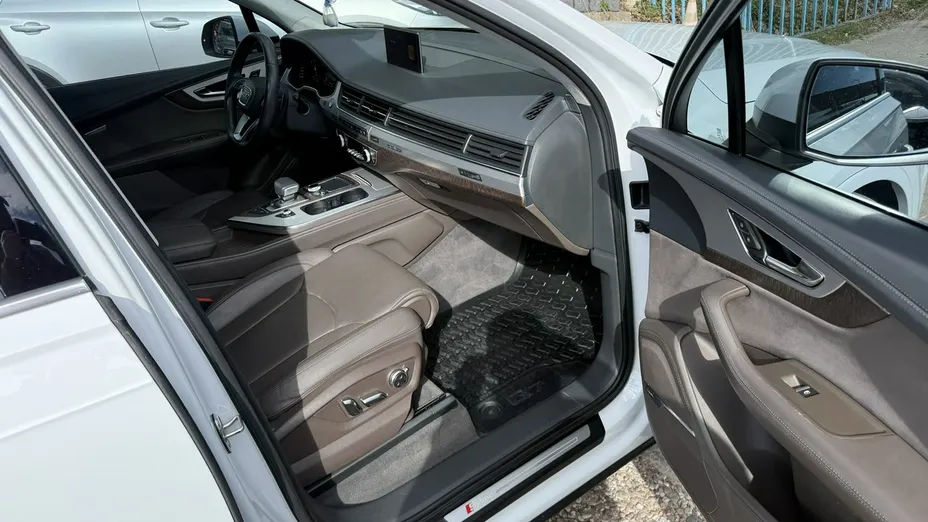 AUDI Q7 -