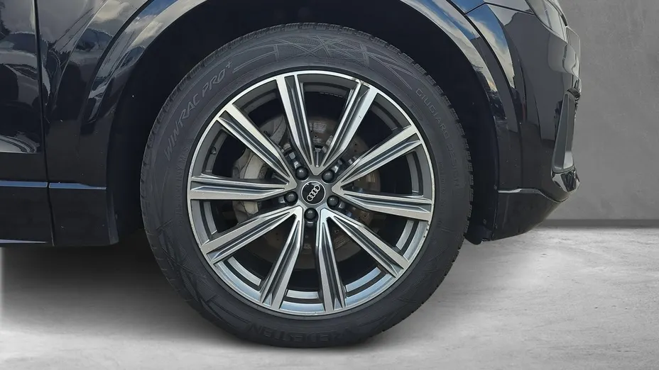 AUDI Q8 -