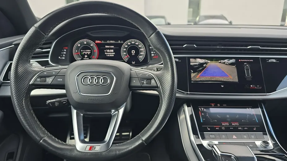 AUDI Q8 -