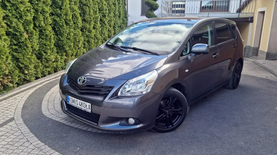 TOYOTA Verso -
