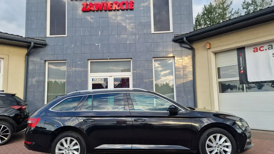 SKODA Superb -