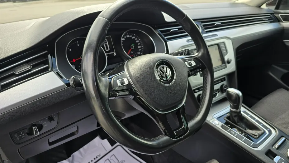 VOLKSWAGEN Passat -