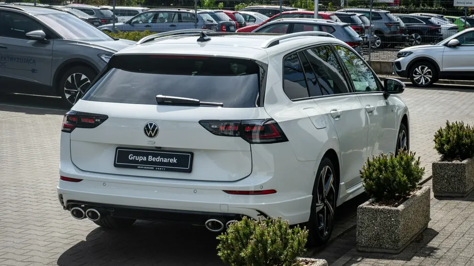 VOLKSWAGEN Golf -