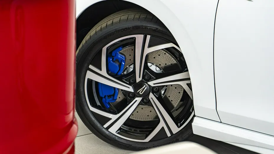 VOLKSWAGEN Golf -