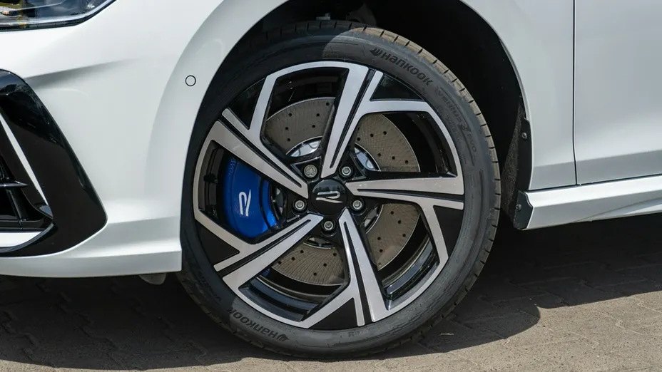 VOLKSWAGEN Golf -