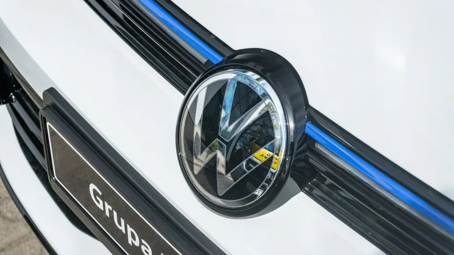 VOLKSWAGEN Golf -