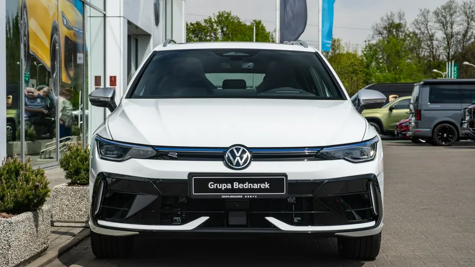 VOLKSWAGEN Golf -