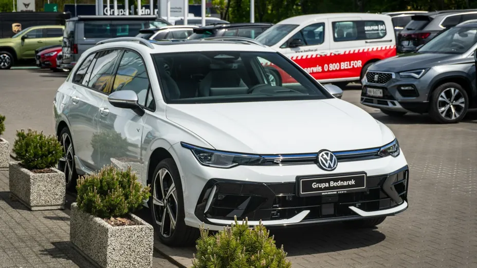 VOLKSWAGEN Golf -