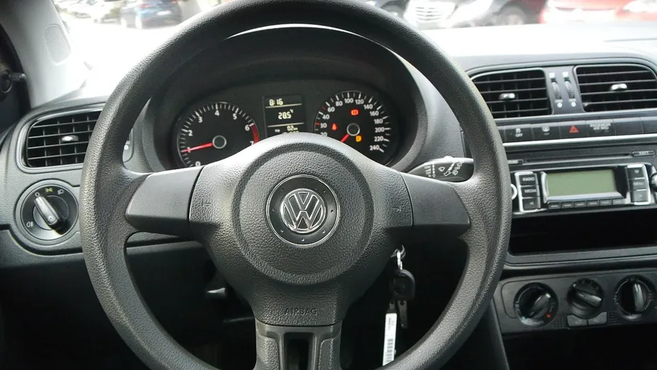 VOLKSWAGEN Polo -
