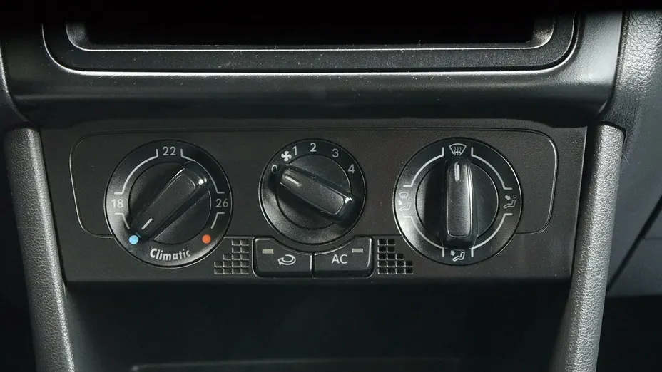 VOLKSWAGEN Polo -
