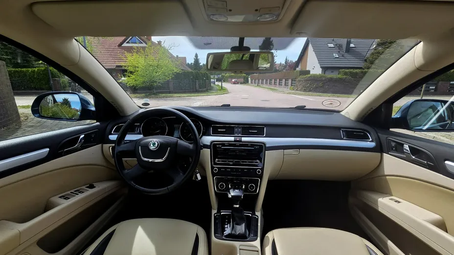 SKODA Superb -