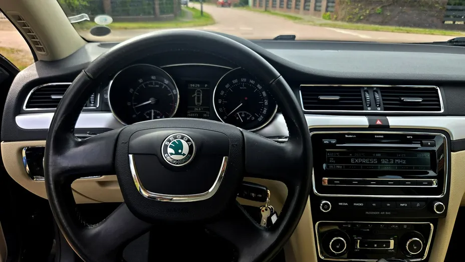 SKODA Superb -