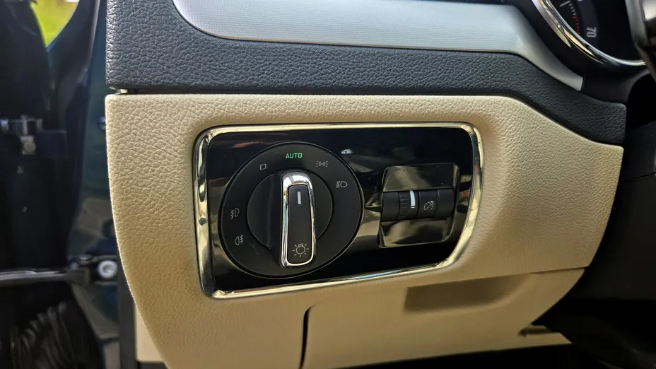 SKODA Superb -
