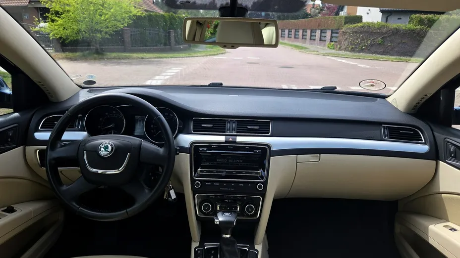 SKODA Superb -