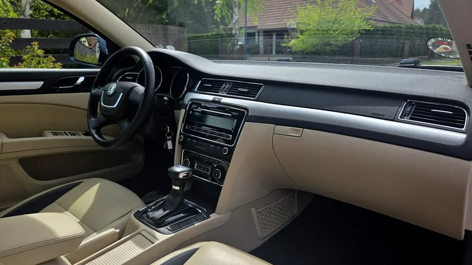 SKODA Superb -