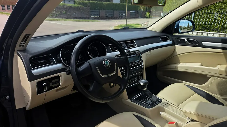 SKODA Superb -