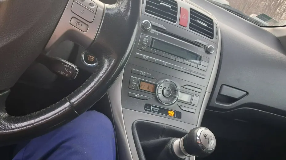 TOYOTA Auris -