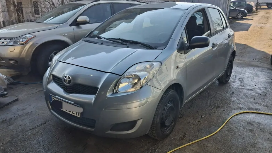 TOYOTA Yaris -