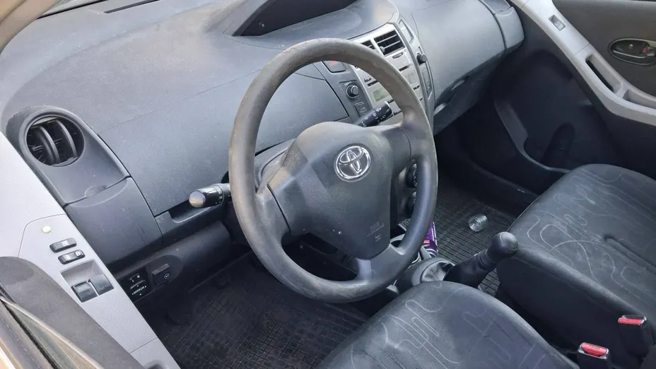 TOYOTA Yaris -