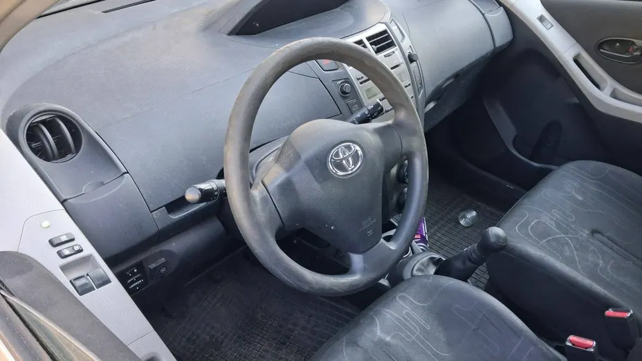 TOYOTA Yaris -