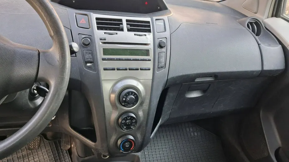TOYOTA Yaris -