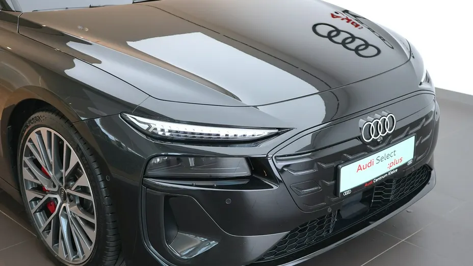 AUDI S6 Avant e-tron -