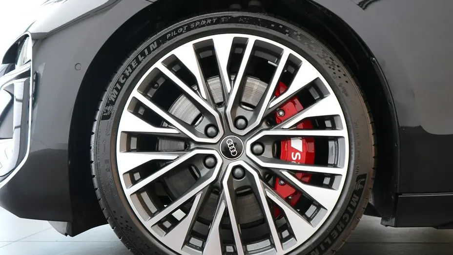 AUDI S6 Avant e-tron -