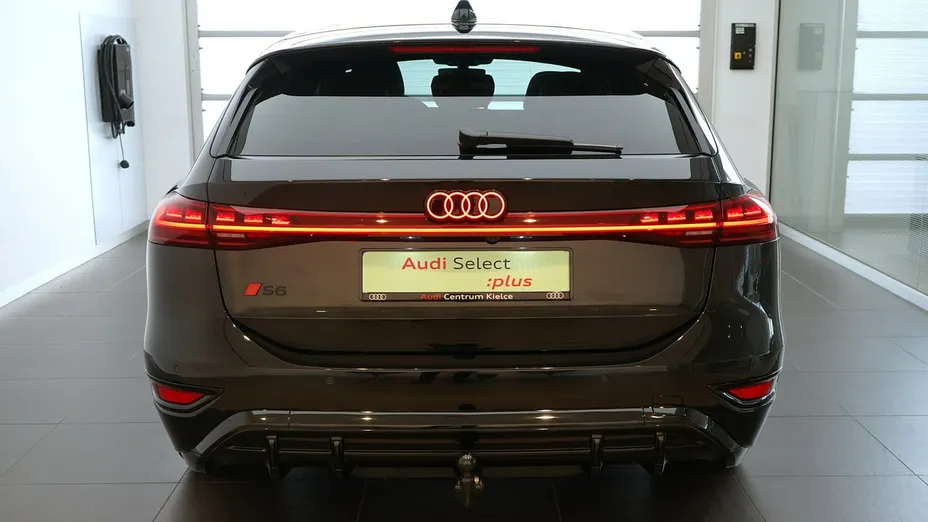 AUDI S6 Avant e-tron -