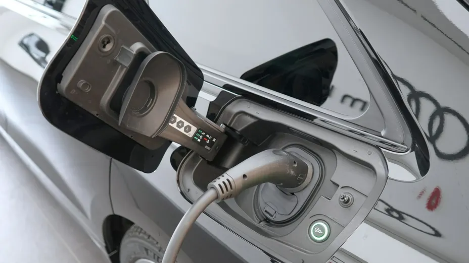 AUDI S6 Avant e-tron -
