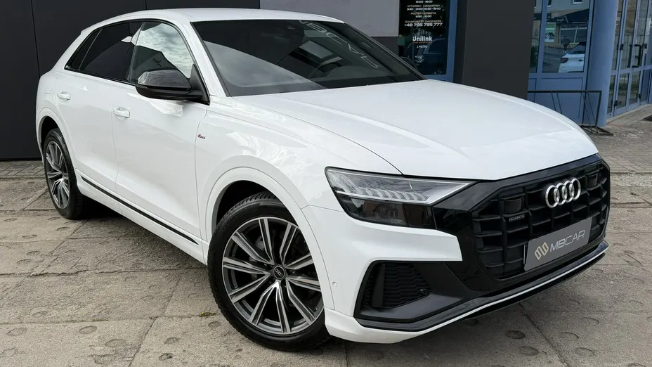 AUDI Q8 -