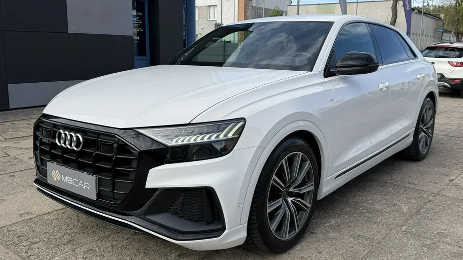 AUDI Q8 -