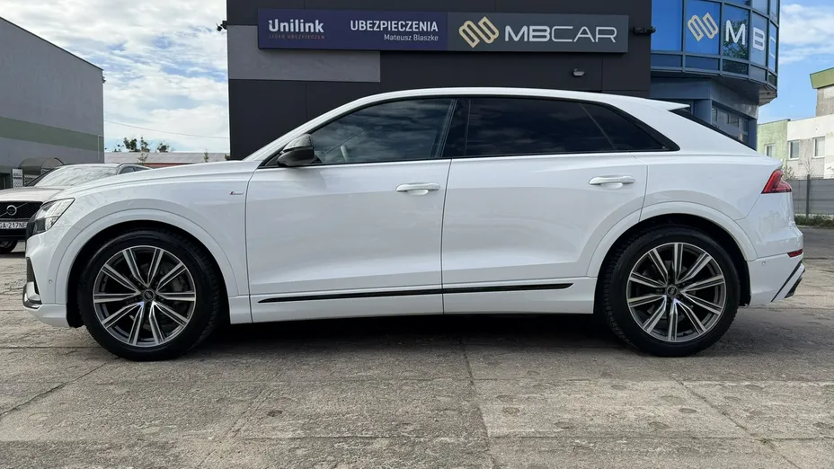 AUDI Q8 -