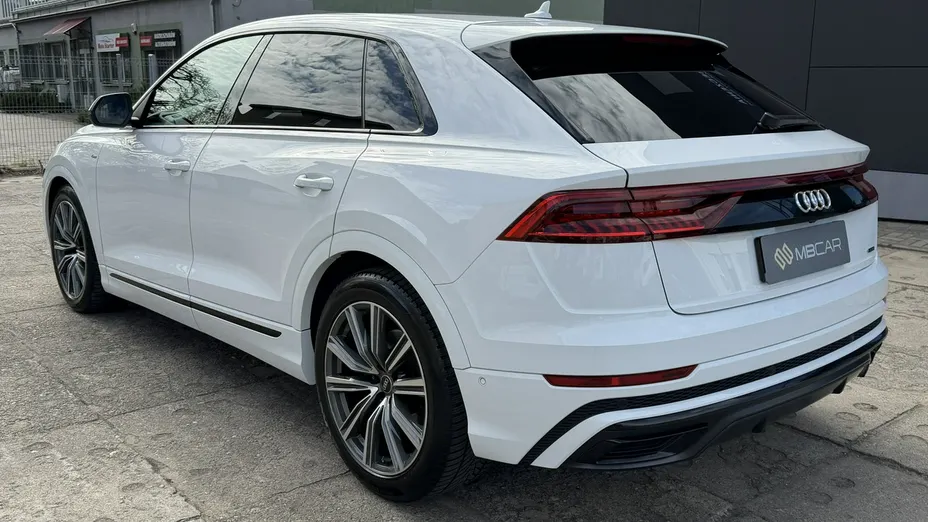 AUDI Q8 -