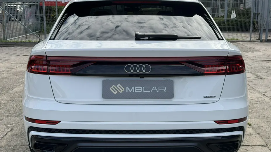 AUDI Q8 -