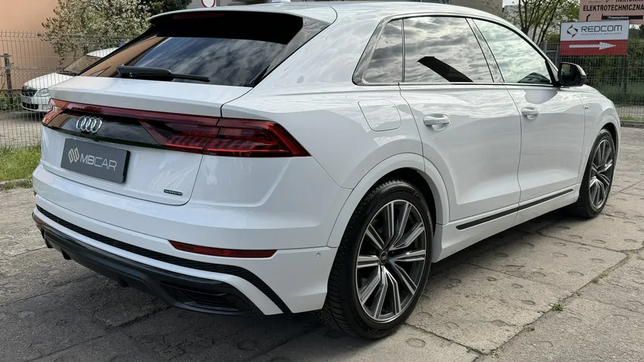 AUDI Q8 -