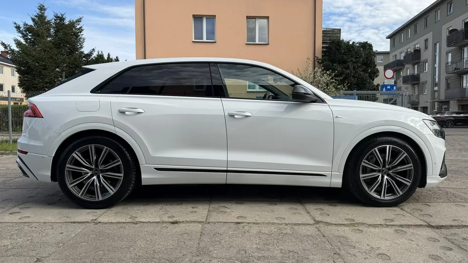 AUDI Q8 -
