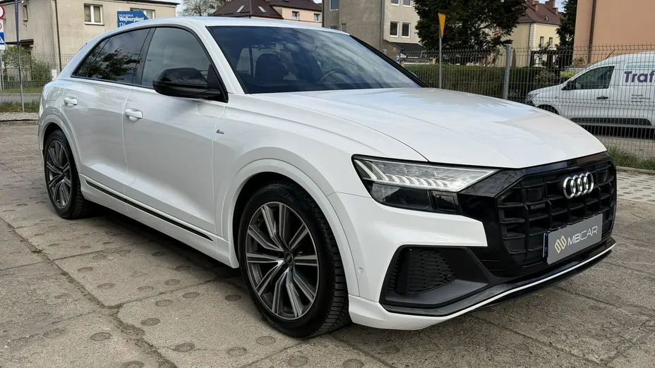AUDI Q8 -