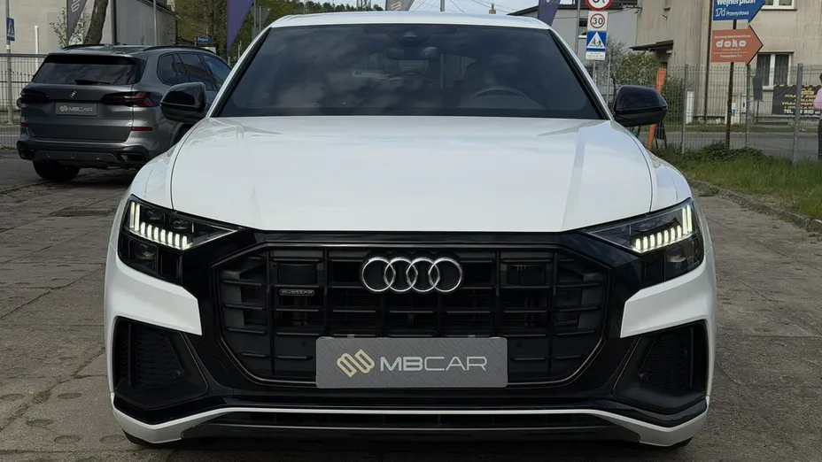 AUDI Q8 -