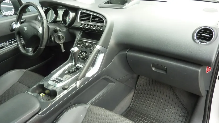 PEUGEOT 3008 -
